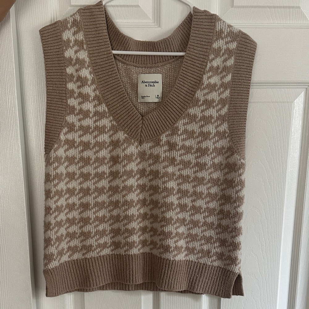 Abercrombie & Fitch Women's Tan V-Neck Sweater Vest
